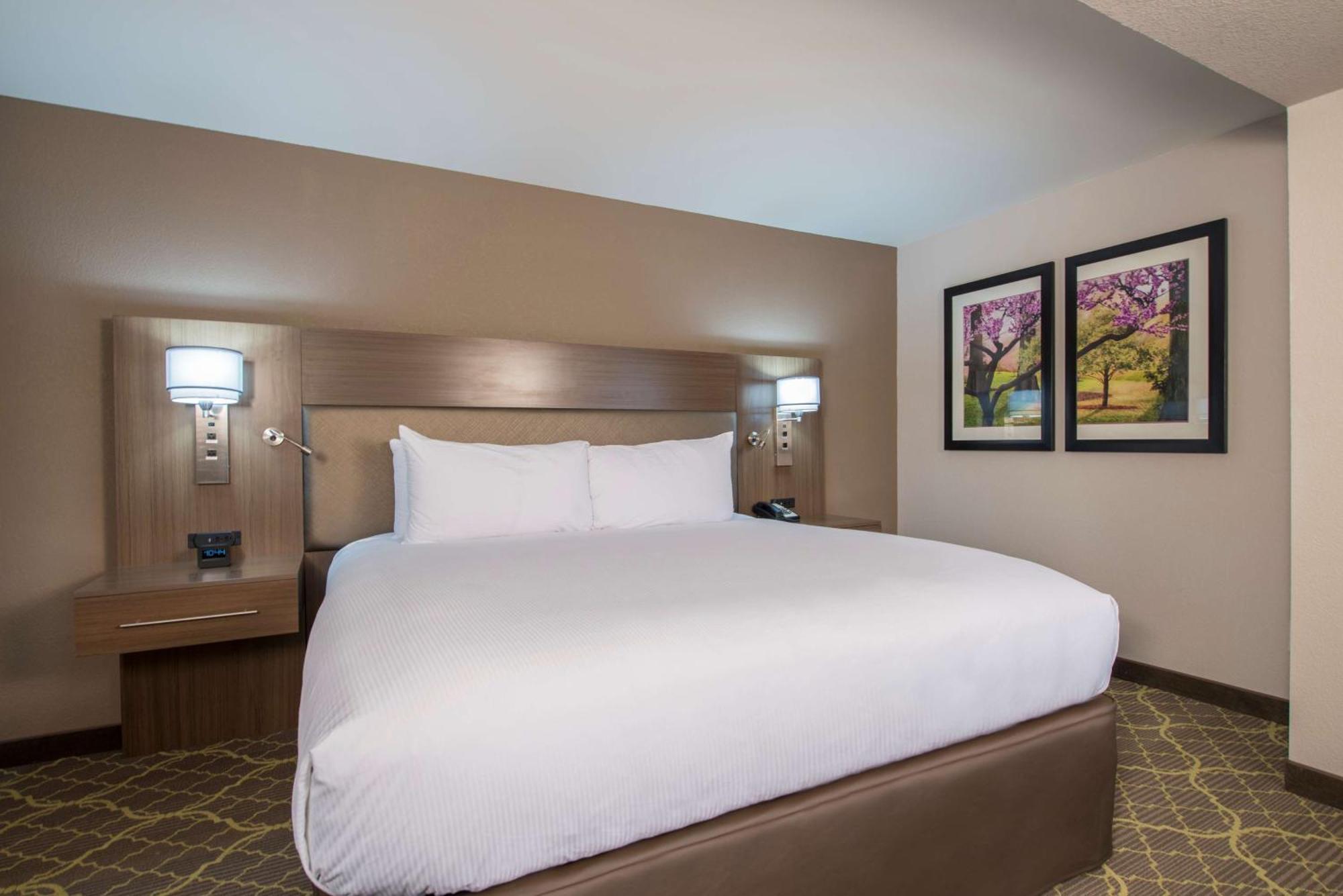 Doubletree By Hilton Winston Salem - University, Nc Exterior foto