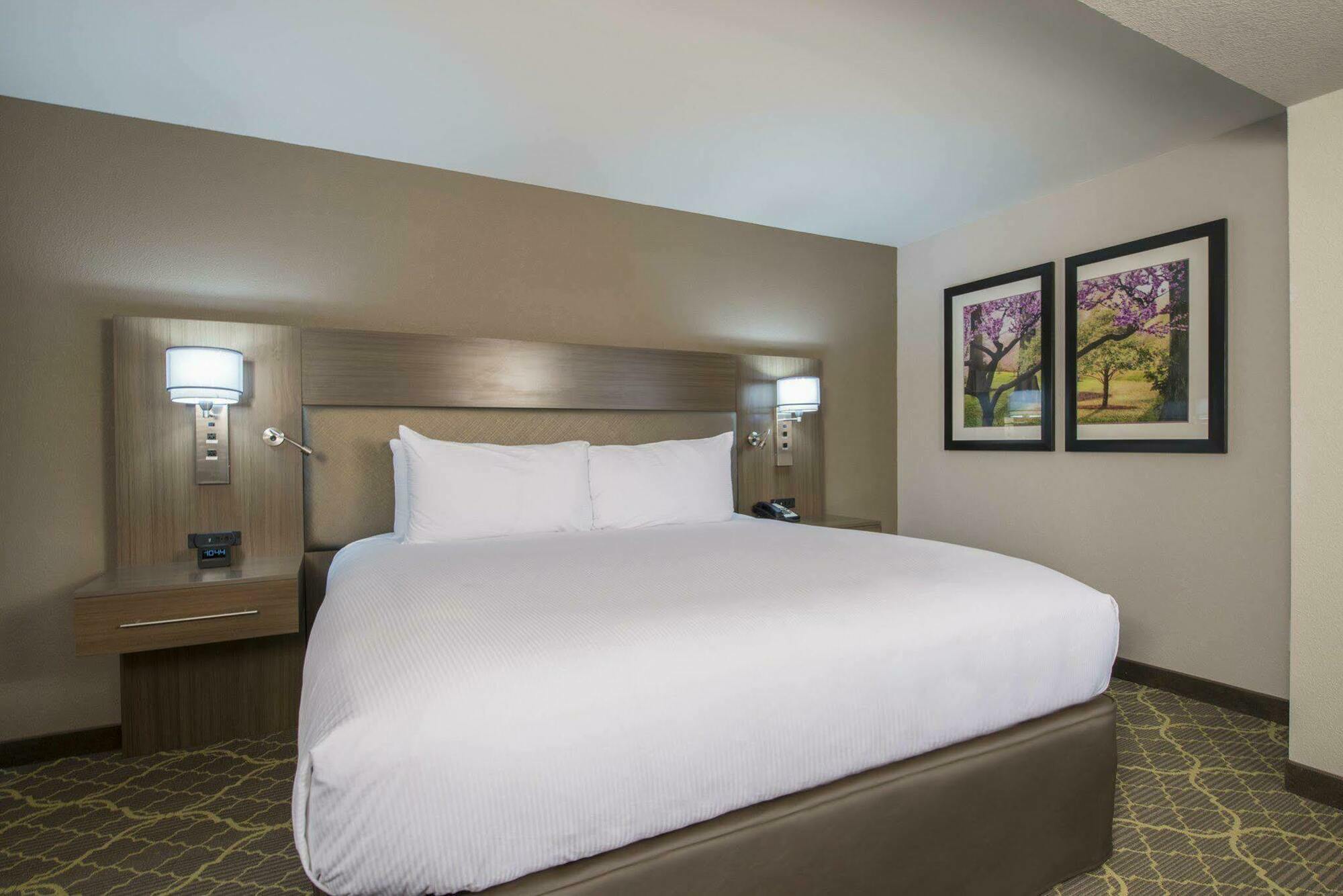 Doubletree By Hilton Winston Salem - University, Nc Exterior foto